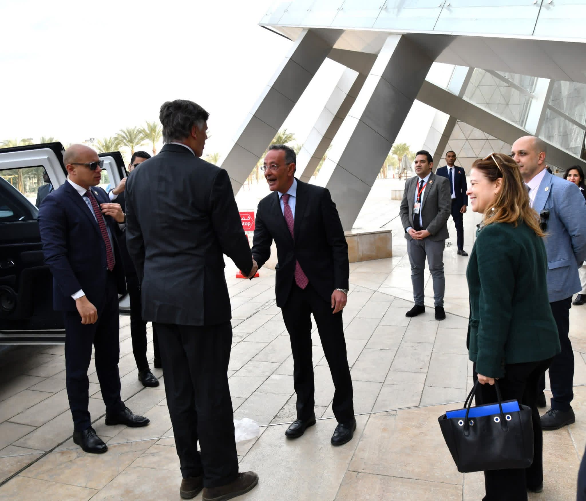 نائب وزير الخارجية الأمريكي ونائب وزير خارجية طاجيكستان يزوران المتحف المصري الكبير