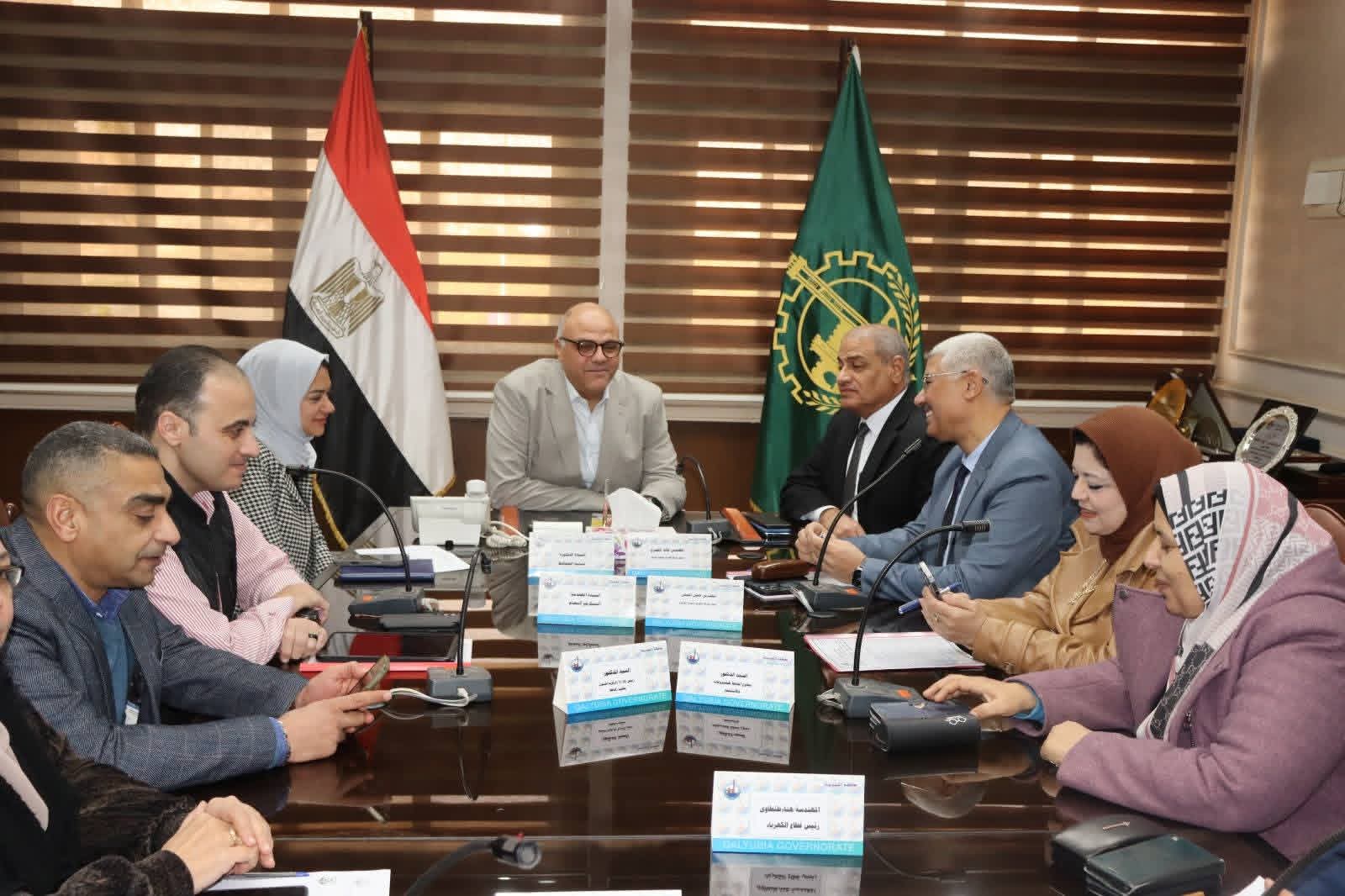 محافظ القليوبية يبحث تعزيز التعاون مع شركات الكهرباء وتطوير منظومة الإنارة العامة