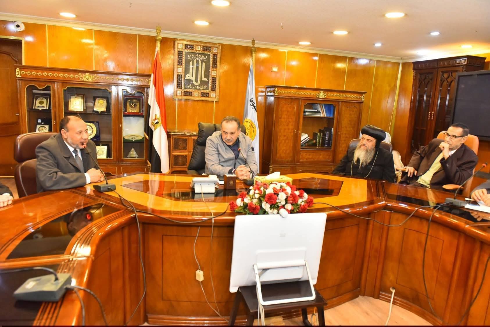 نائب رئيس جامعة الأزهر للوجه القبلي يشارك في اجتماع بيت العائلة المصرية بأسيوط