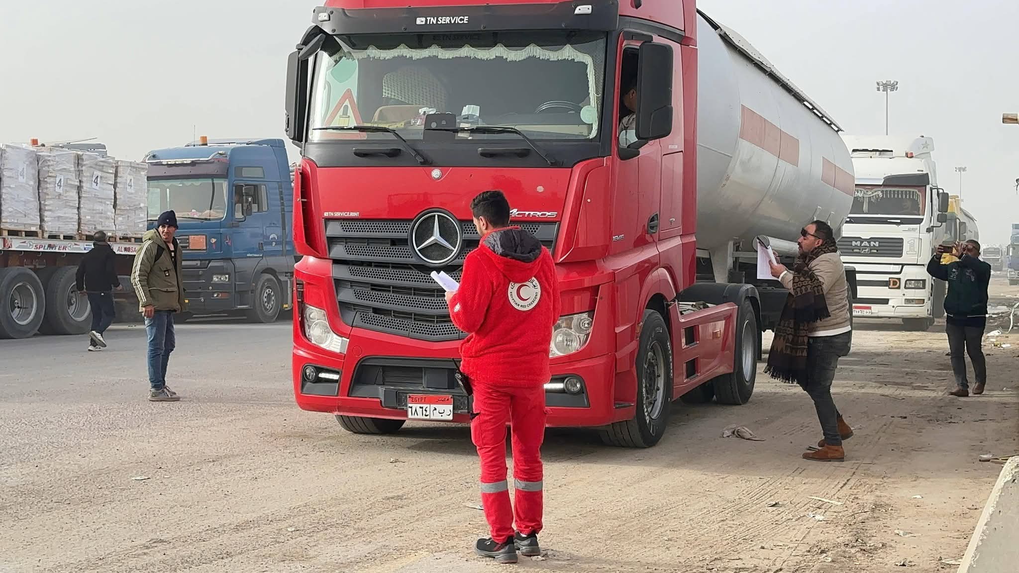 الهلال الأحمر المصري يعزز مد غزة بخيام وبطاطين وملابس شتوية عبر قافلة «زاد العزة» 126