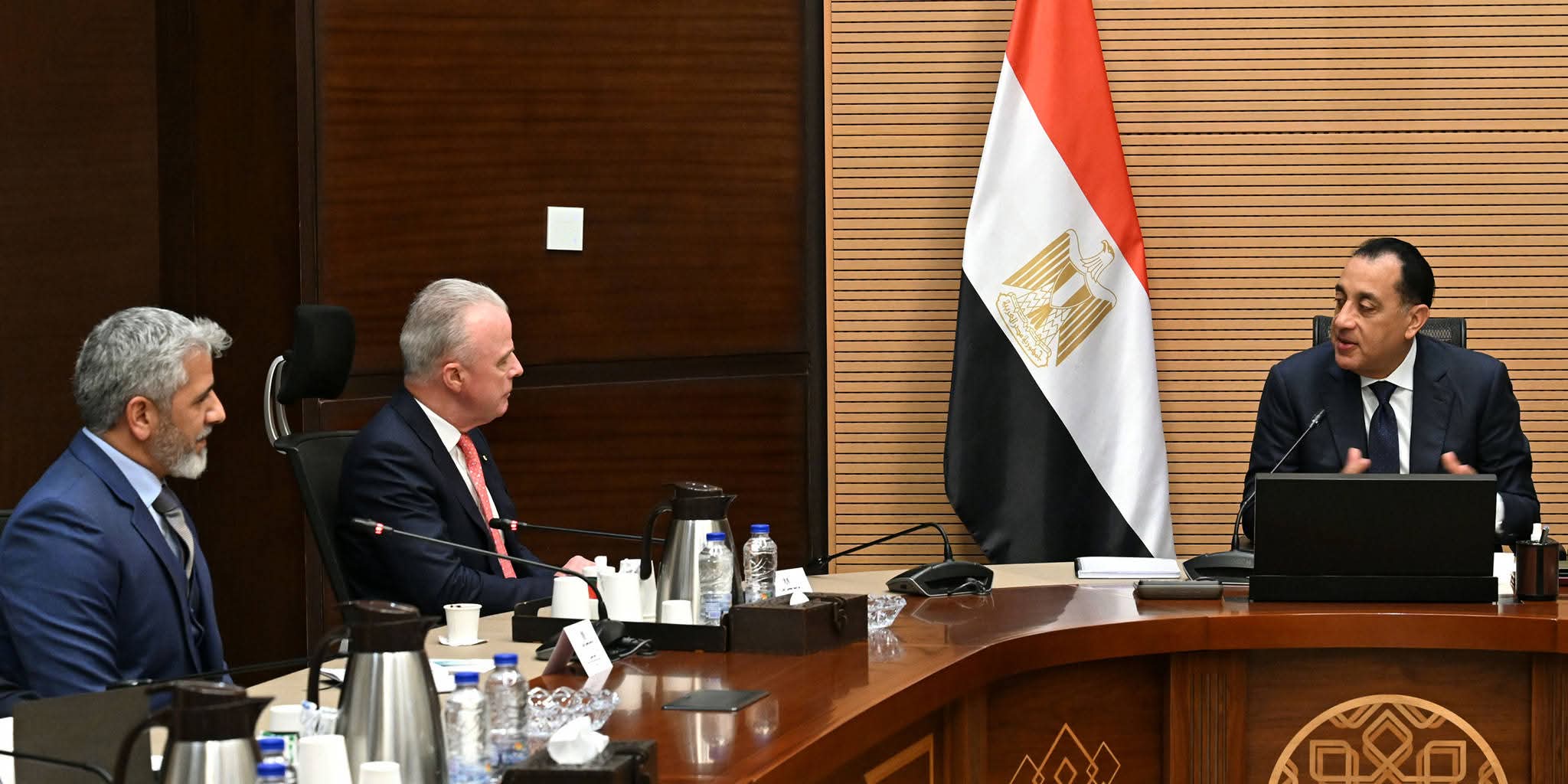 رئيس الوزراء يلتقي رئيس شركة 