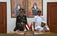 رئيس الأركان يعود إلى أرض الوطن عقب إنتهاء زيارته الرسمية إلى سلطنة عُمان