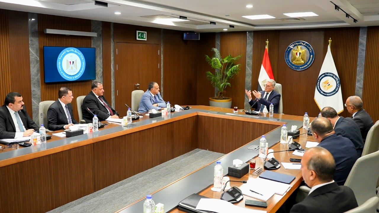 بدوى يعقد اجتماعًا لبحث تطوير منظومة الرعاية الصحية للعاملين