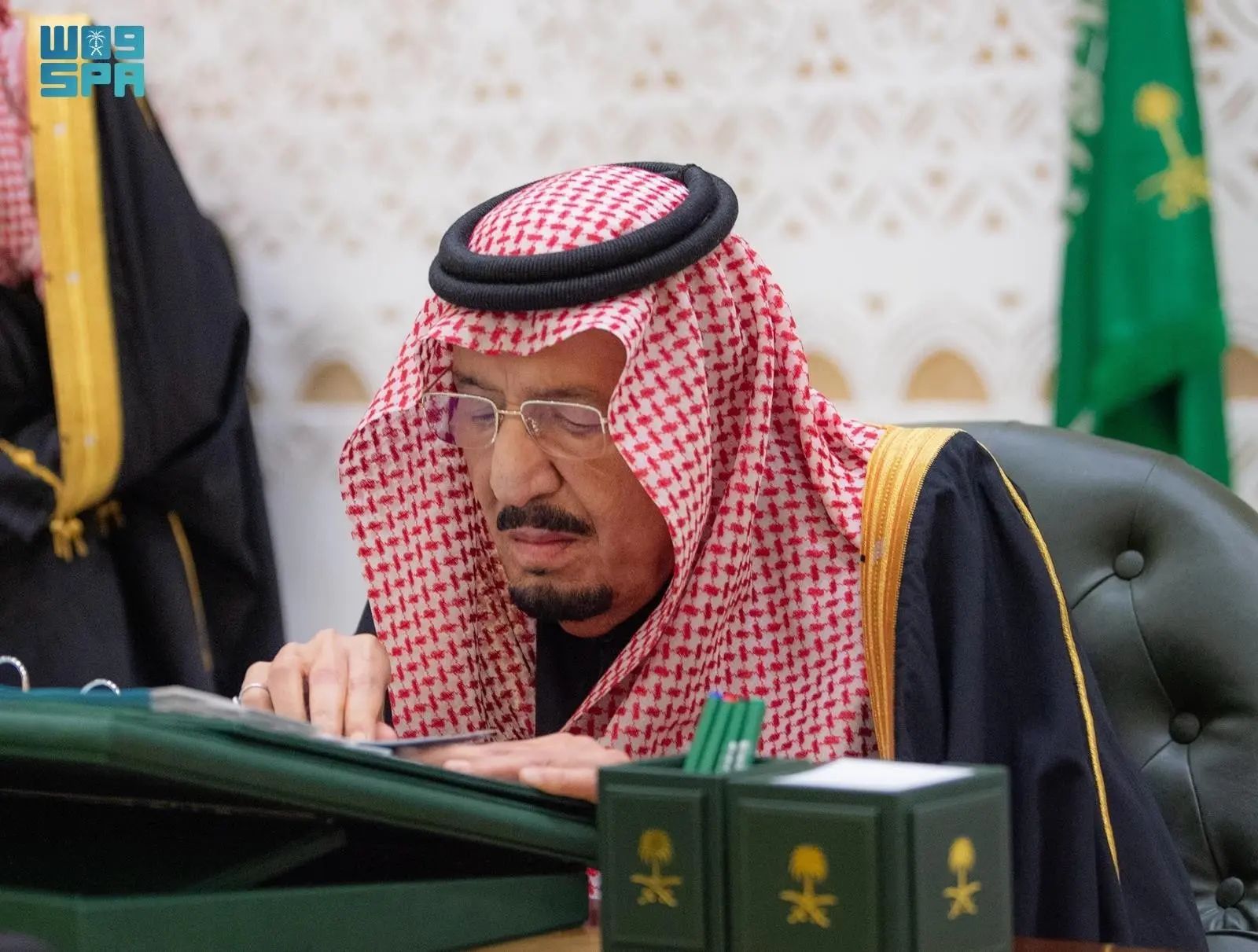 خادم الحرمين الشريفين يرحب بطلب رئيس مجلس القيادة الرئاسي اليمني بعقد مؤتمر شامل في الرياض بحضور كافة المكونات الجنوبية