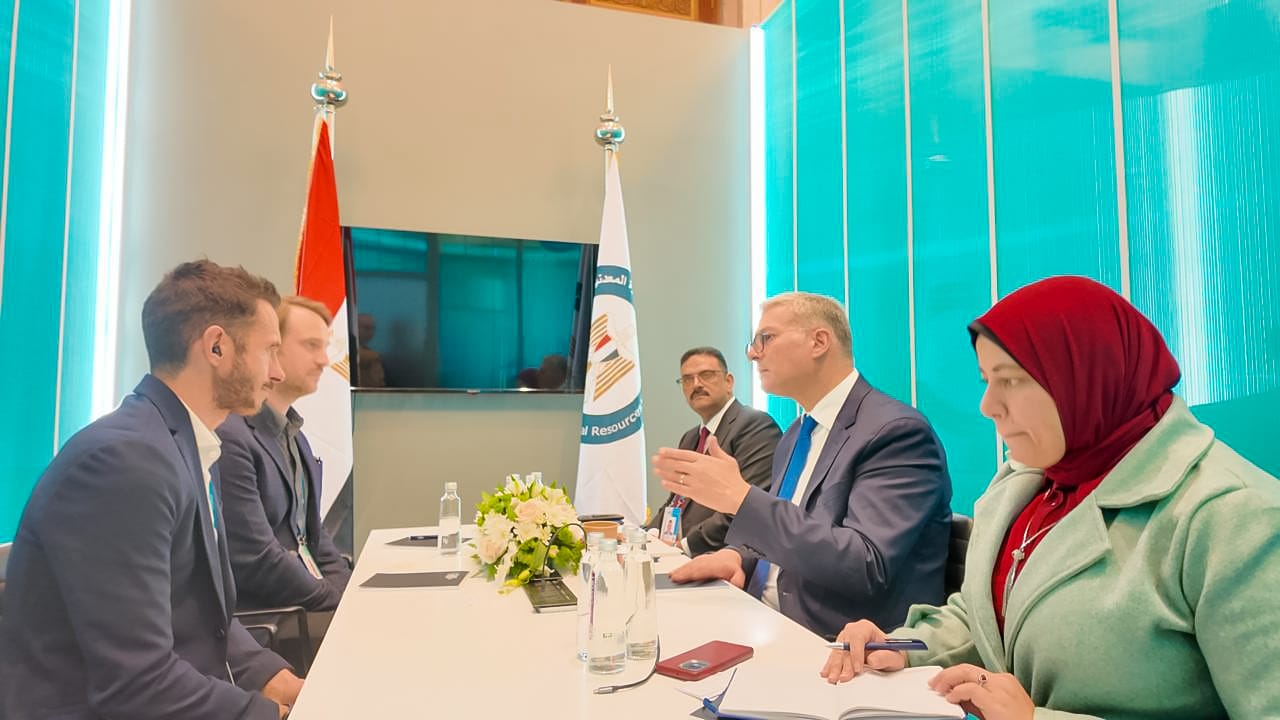 وزير البترول يبحث مع 