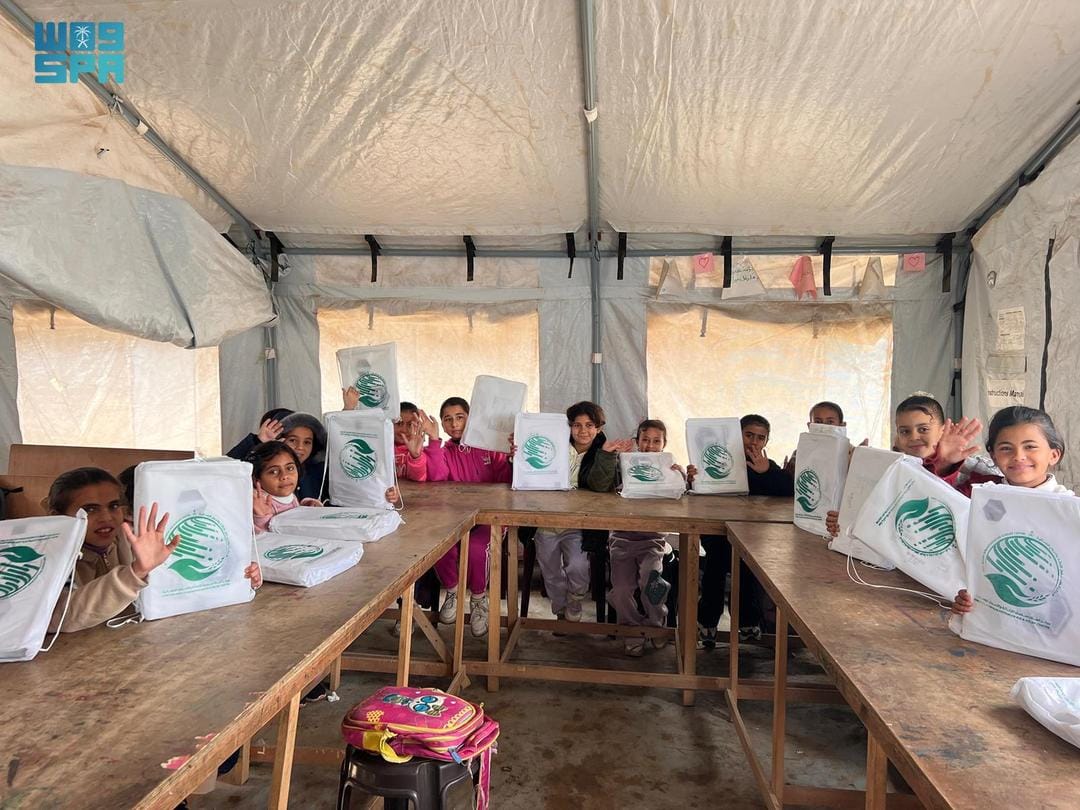 ضمن الحملة الشعبية السعودية.. مركز الملك سلمان للإغاثة يدعم أطفال غزة بملابس شتوية