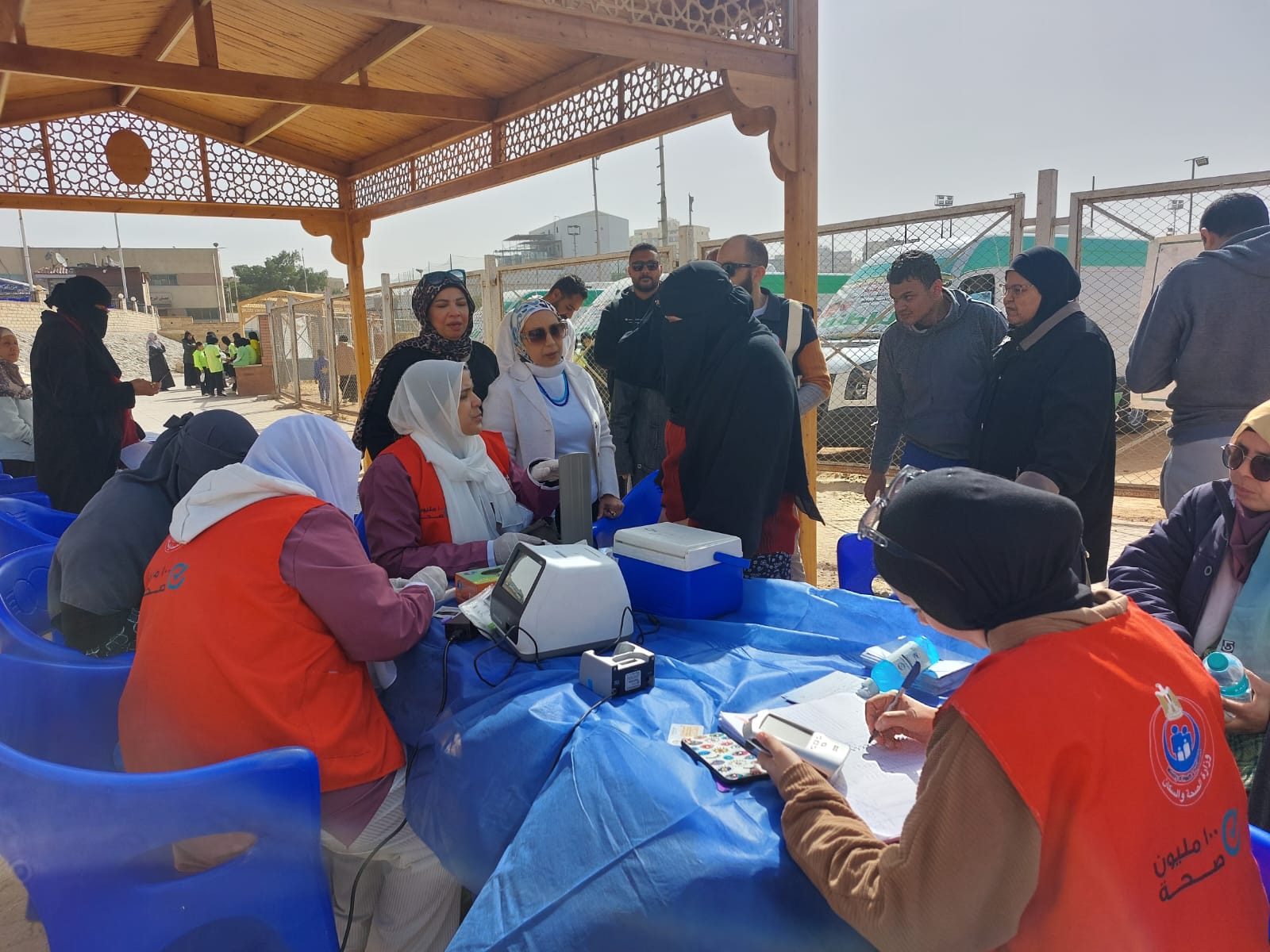 الكشف على ١٨٠ مواطنًا بالقافلة الطبية التوعوية بمركز شباب الشيخ زايد
