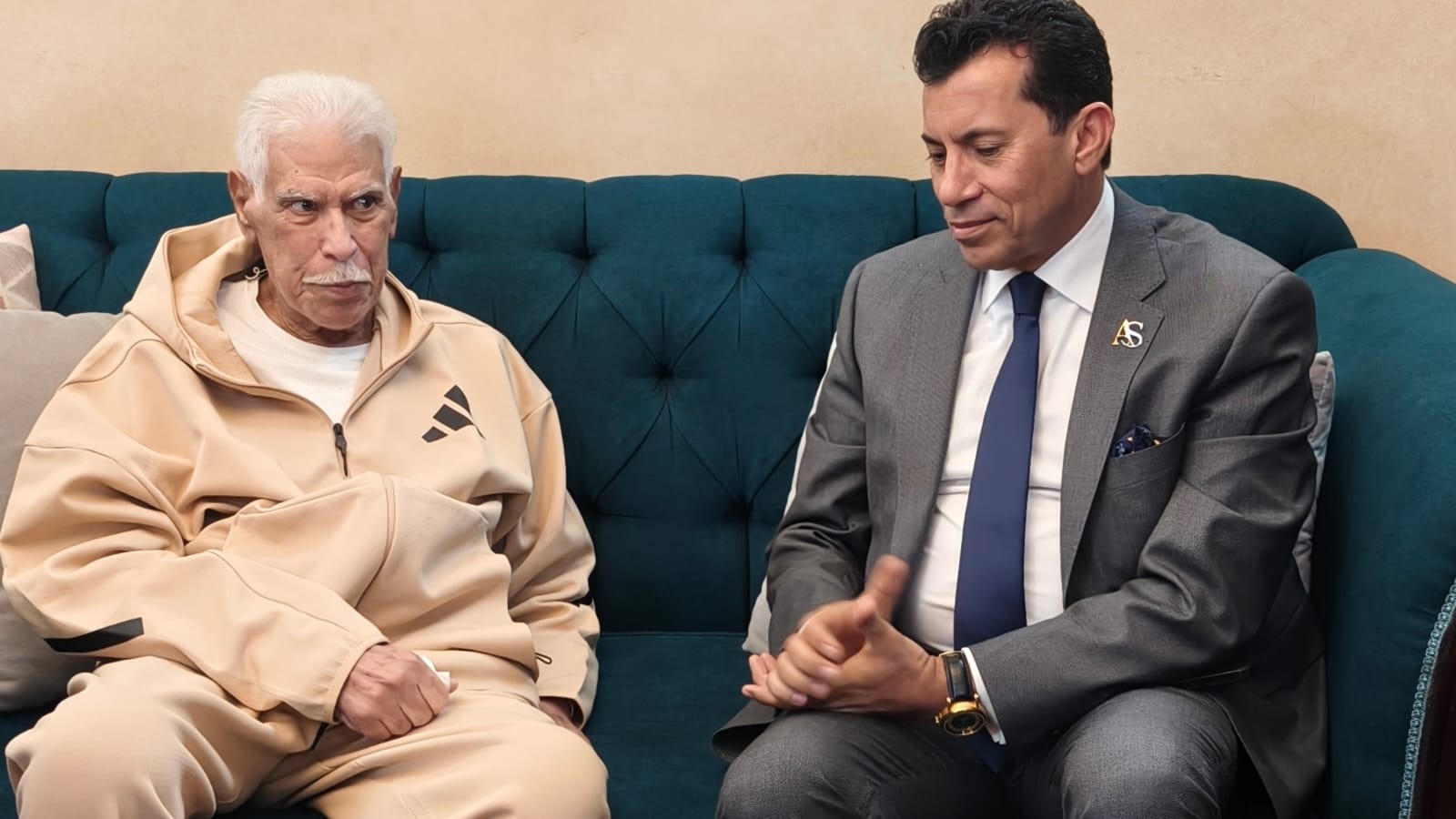 وزير الشباب والرياضة يطمئن على الحالة الصحية للكابتن حسن شحاتة