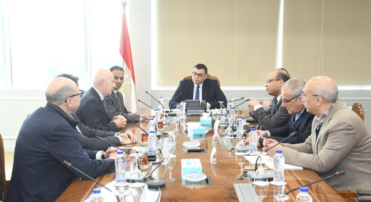 وزير الإسكان يلتقي وفداً من شركة سان جوبان (Saint-Gobain) الفرنسية لبحث أوجه التعاون