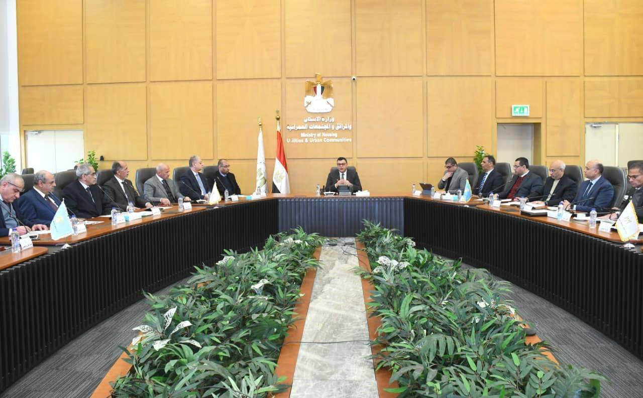 وزير الإسكان يتابع مستجدات منطقة الأعمال المركزية بالعاصمة الجديدة.. وأبراج وبحيرات “داون تاون” بالعلمين الجديدة