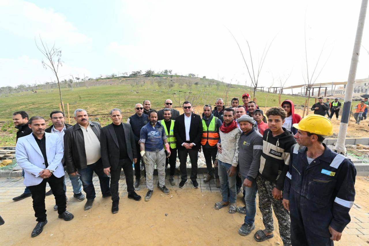 وزير الإسكان ومحافظ القاهرة يتفقدان مشروع حدائق 
