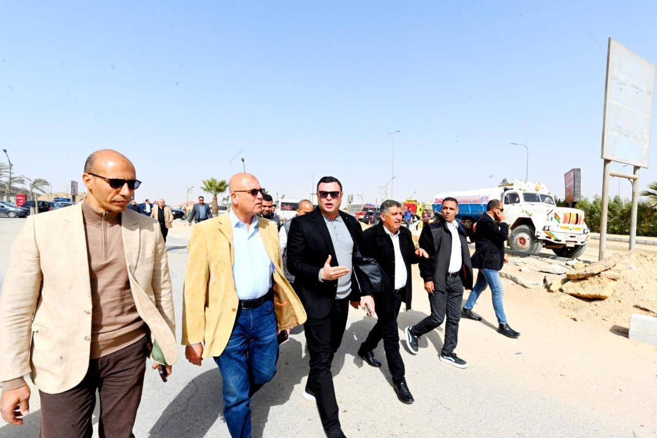 وزير الإسكان يتفقد أعمال تطوير ورفع كفاءة الطرق بعدد من المناطق الحيوية بحدائق أكتوبر