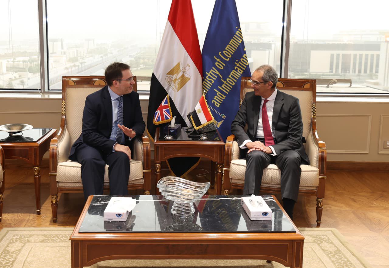 وزير الاتصالات يبحث سبل تعزيز الاستثمارات البريطانية فى مجالات التعهيد وتكنولوجيا المعلومات فى مصر