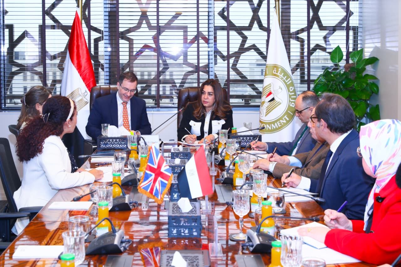 عوض تبحث سبل التعاون في المشروعات المستقبلية المشتركة في مجال التكيف والمحميات الطبيعية والنمو الأخضر مع بريطانيا