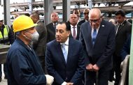 رئيس الوزراء يجري حوارا وديا مع العاملين بالمصنع حول خطط التطوير الجديدة
