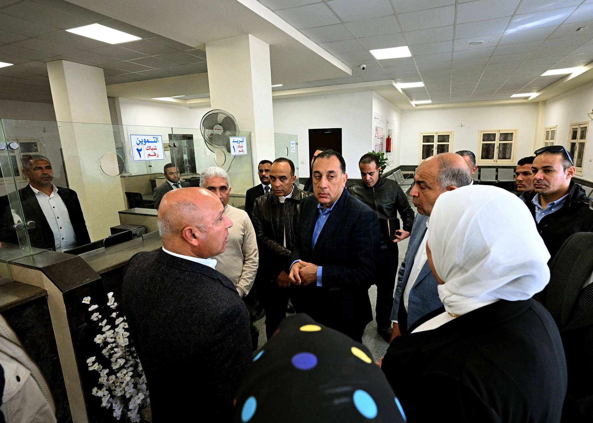 رئيس الوزراء يتفقد سير العمل والخدمات المقدمة للمواطنين بالمركز التكنولوجي بـ