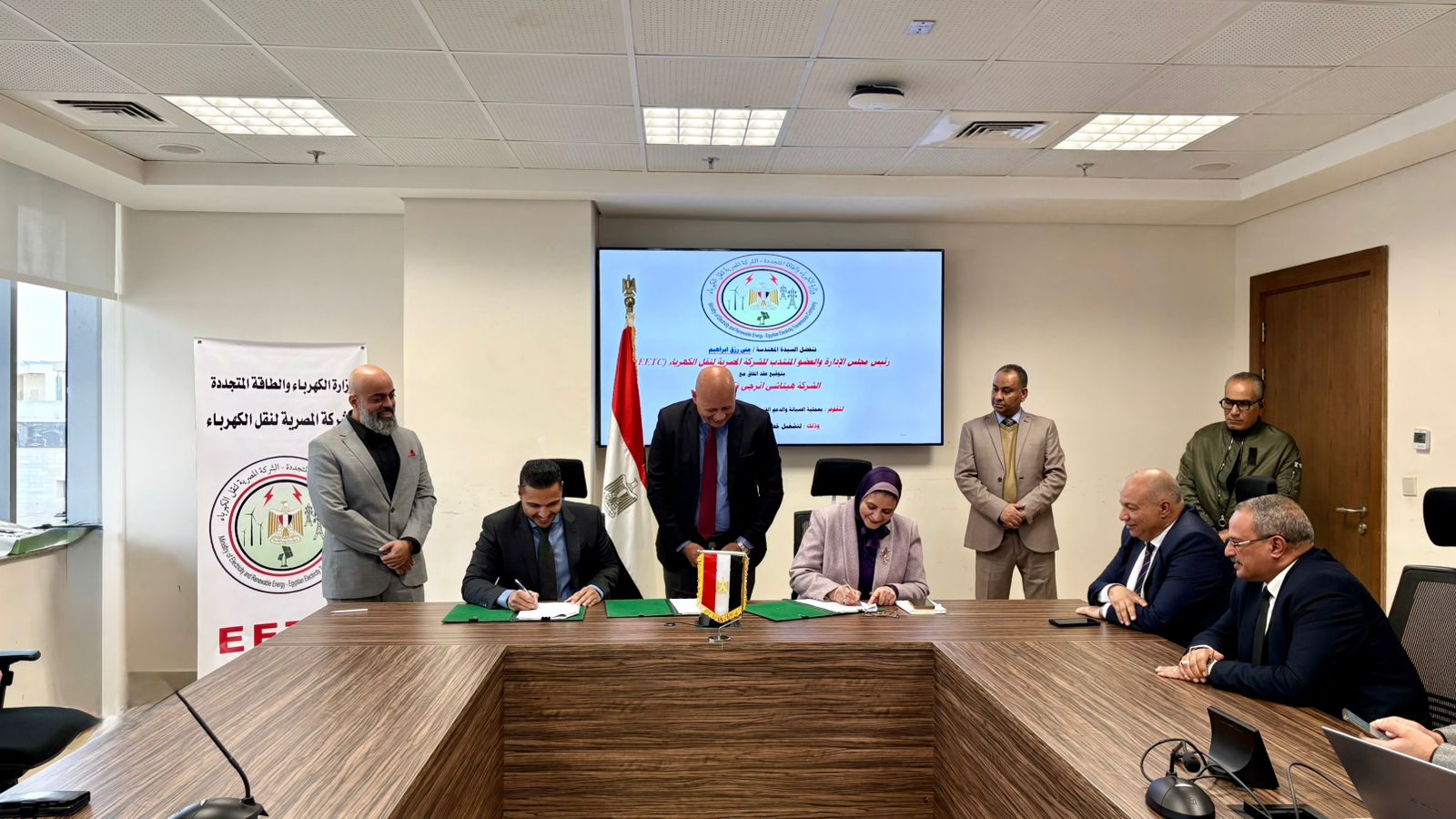 المصرية لنقل الكهرباء توقع عقدًا مع 