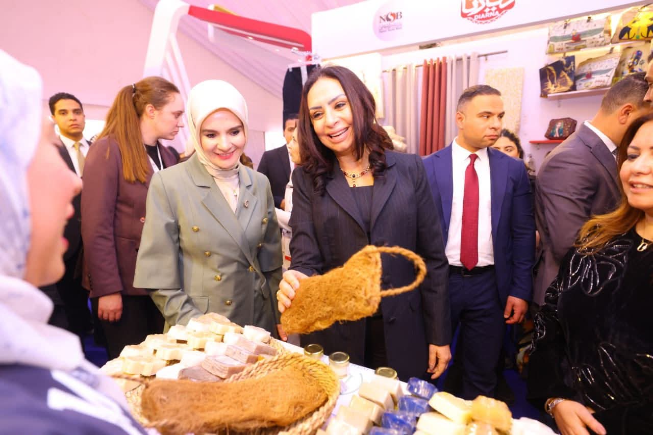 وزيرتا التضامن والأسرة والخدمات الاجتماعية التركية تتفقدان معرض 