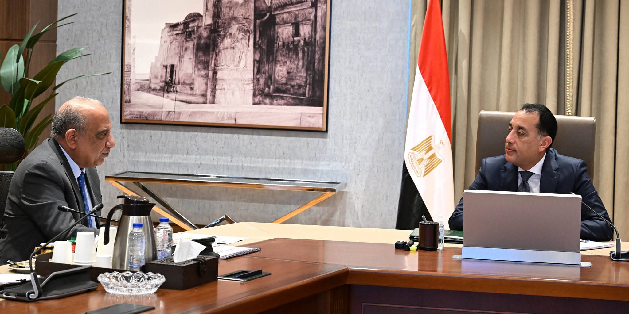 رئيس الوزراء يلتقي وزير الكهرباء لاستعراض عددٍ من ملفات العمل