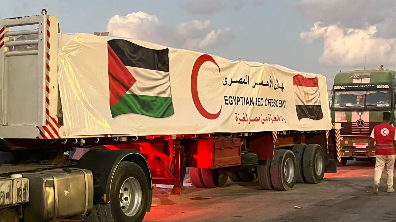 الهلال الأحمر المصري يؤكد جاهزيته ويدفع قافلة «زاد العزة» بحمولة 6,280 طنًا من المساعدات