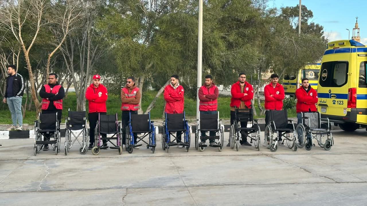 الهلال الأحمر المصري يستقبل الأشقاء الفلسطينيين لليوم الثالث ويدفع بقافلة «زاد العزة» 131