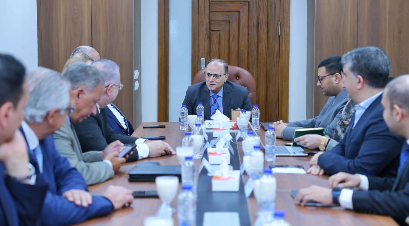 رئيس هيئة الدواء المصرية يناقش قرار تجديد الاشتراطات الفنية للمصانع