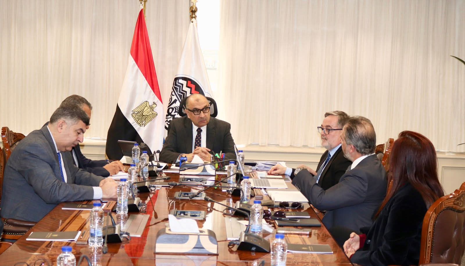 شيمى يبحث مع شركة إسبانية سبل التعاون في مشروعات بيئية مستدامة