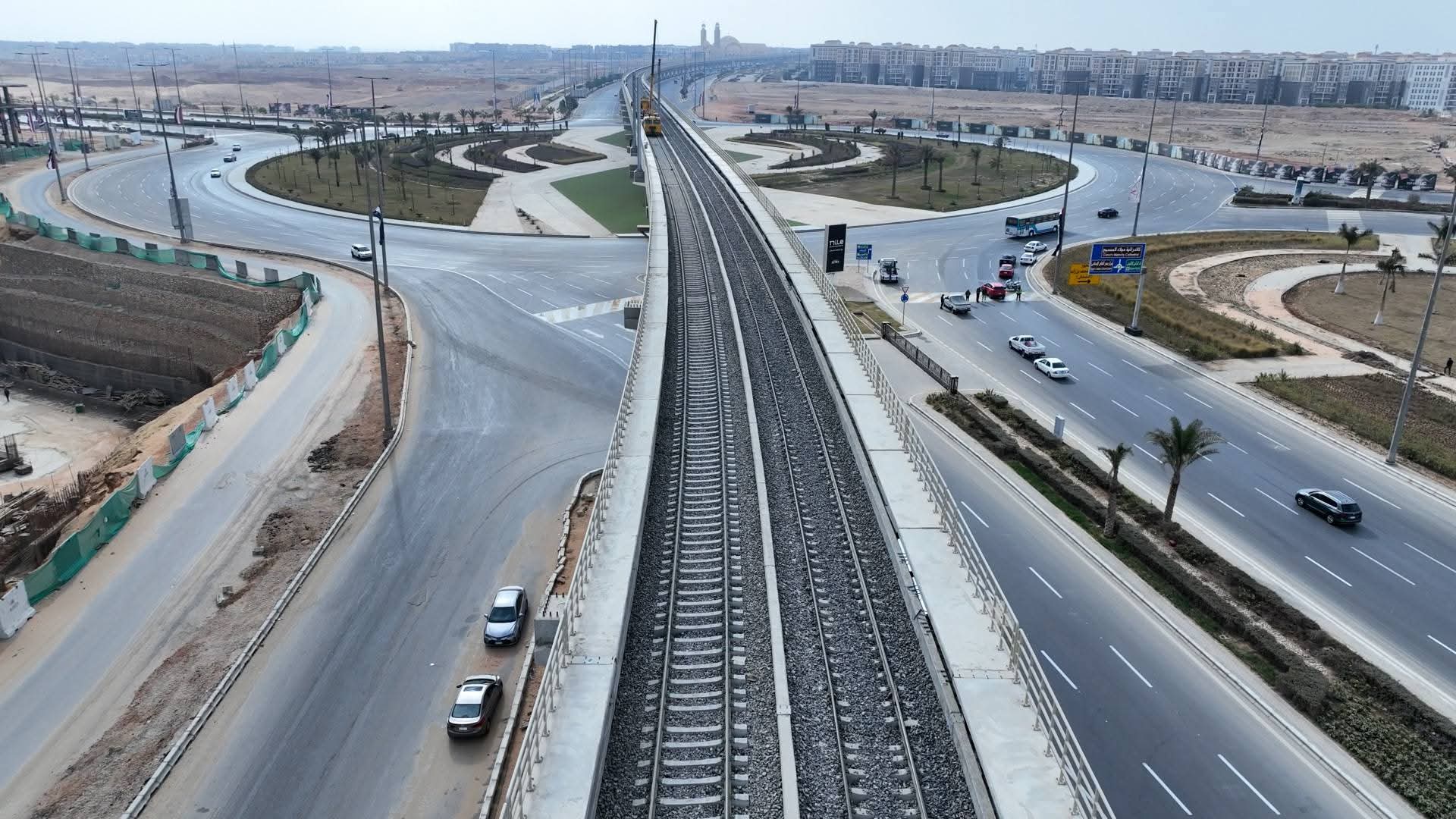 تقدم اعمال تنفيذ وتشطيب المحطات وتركيب القضبان بالمرحلة الثالثة من القطار الكهربائي الخفيف LRT