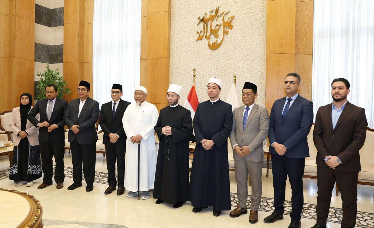 وزير الأوقاف يلتقي وفدًا من خيرة الأساتذة والأئمة بالمعاهد والجامعات الإسلامية بإندونيسيا