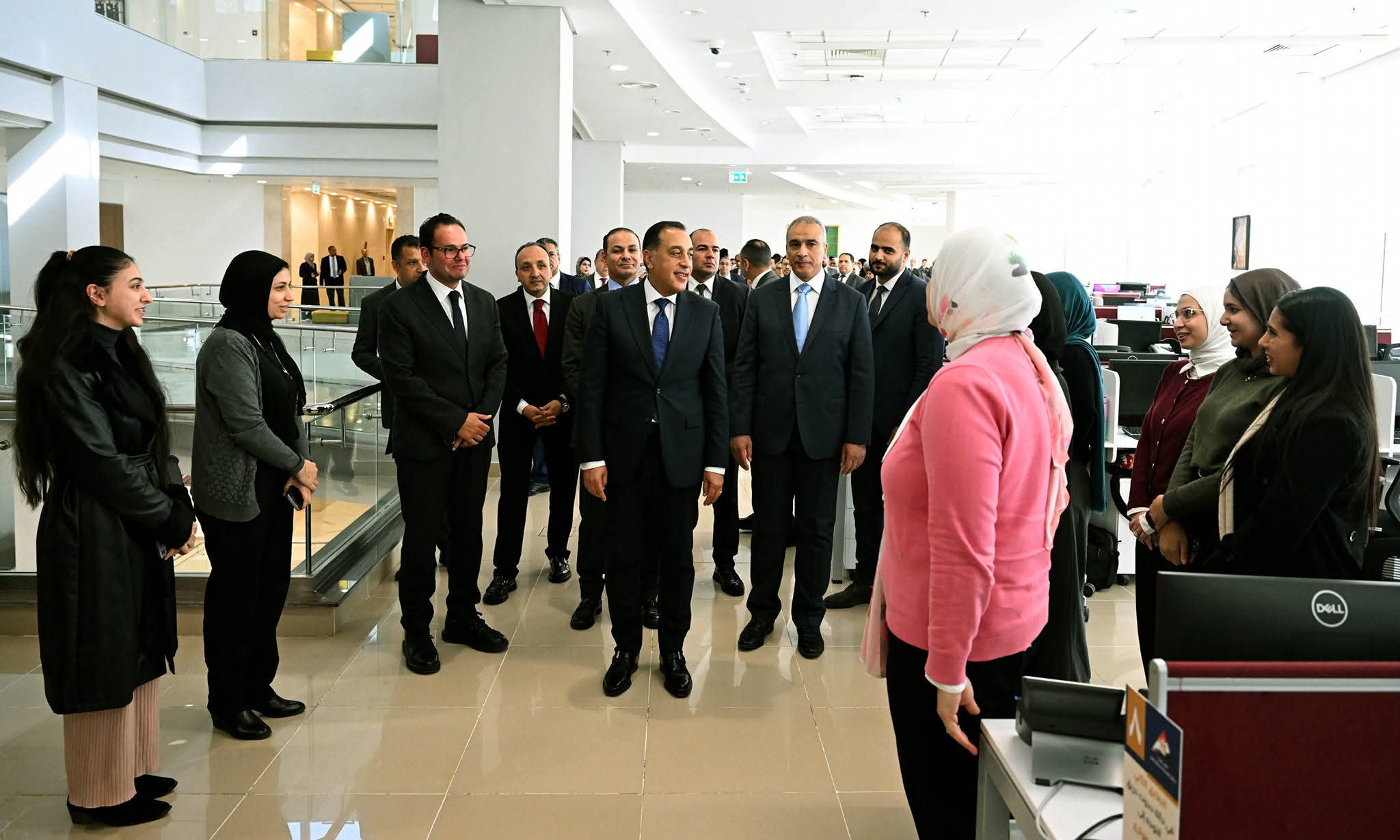 رئيس الوزراء يمر على الموظفين بجميع قطاعات مجلس الوزراء ويقدم الشكر على جهودهم المبذولة