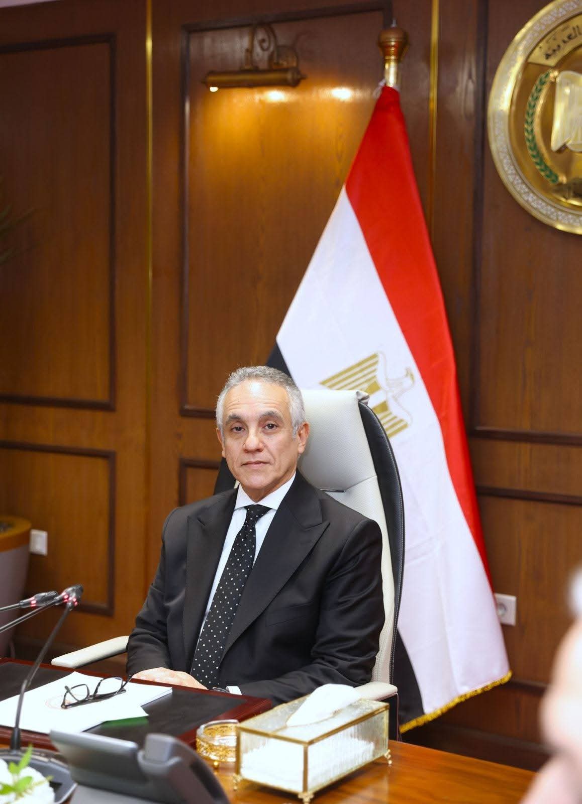 وزير العدل يصل إلى مقر الوزارة ويباشر مهام عمله بالاجتماع مع مساعديه