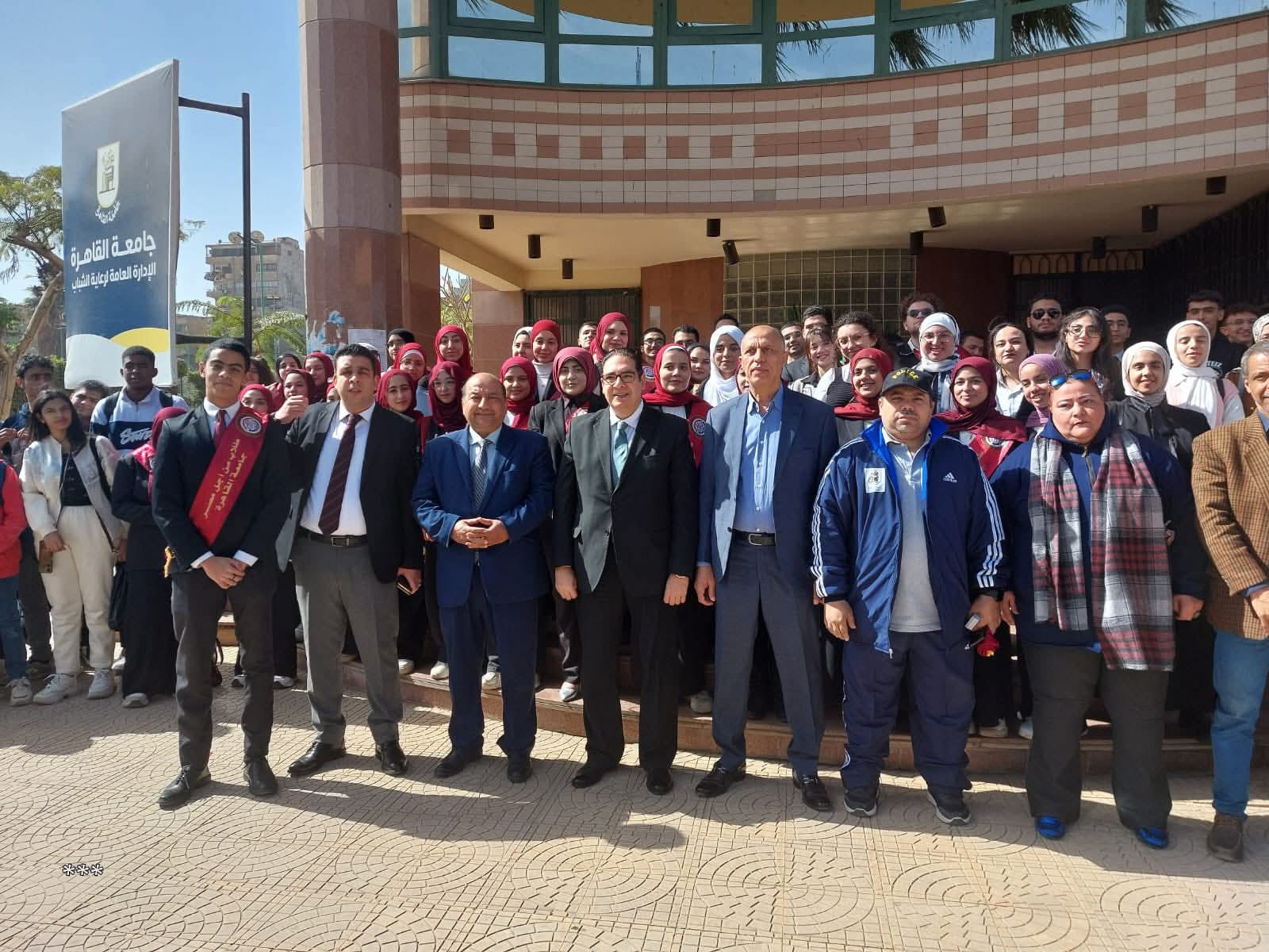 جامعة القاهرة تنظم زيارة ميدانية لطلابها المتفوقين وذوى الهمم إلى المتحف المصري الكبير.