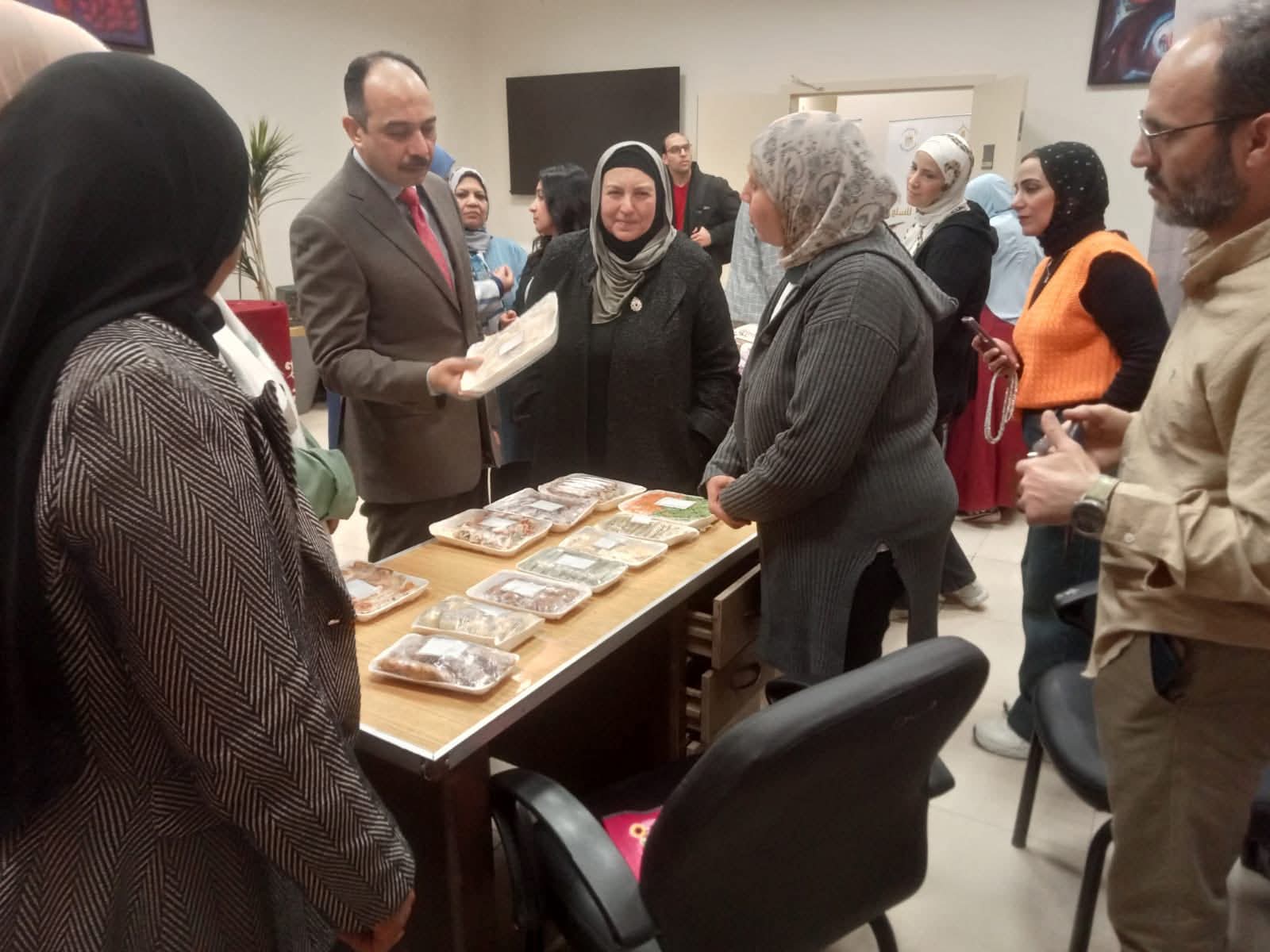 التضامن والأوقاف تنظمان معرضًا للسلع الأساسية