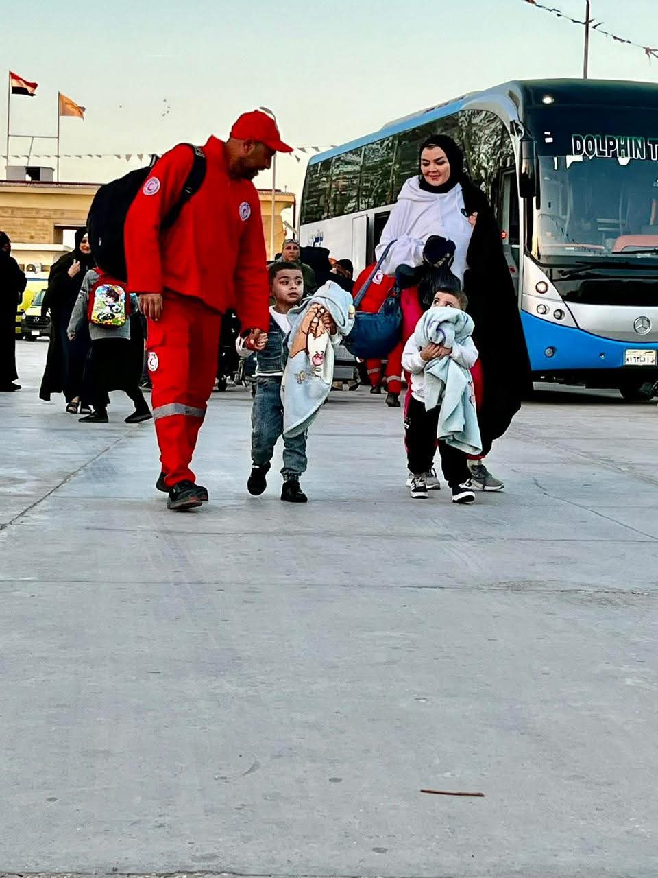 فرق الهلال الأحمر المصري تنتشر على معبر رفح للدفع بقافلة «زاد العزة» 141