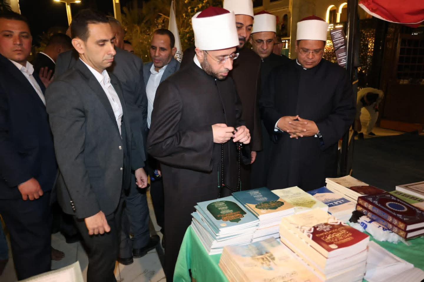 وزير الأوقاف يتفقد معرض الكتاب بساحة مسجد سيدنا الحسين