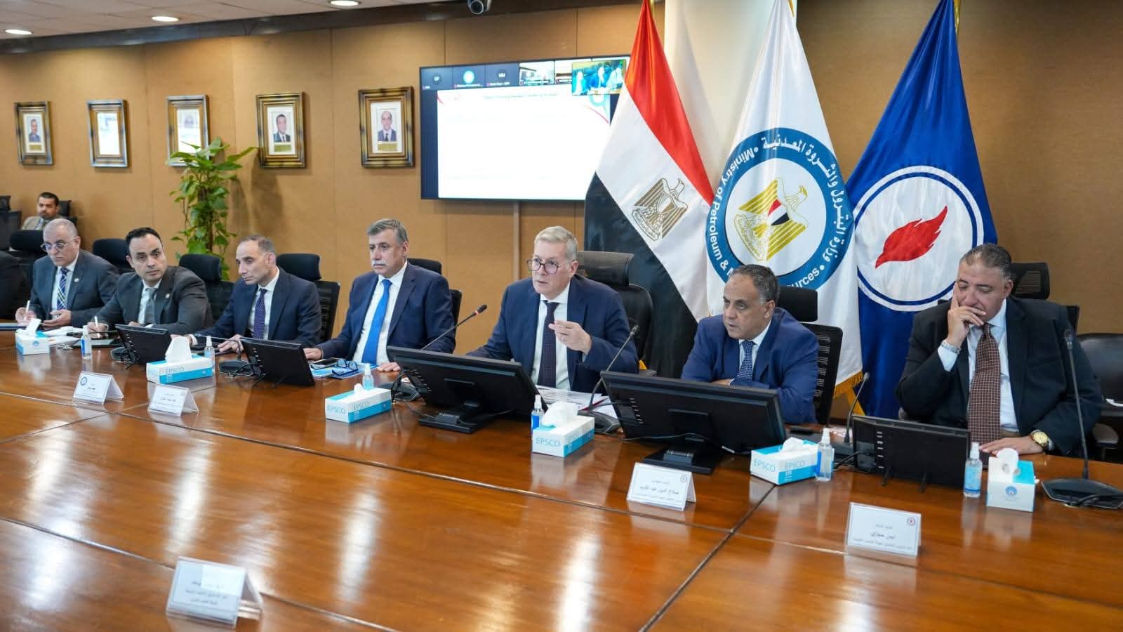 بدوى يعتمد الموازنات الاستثمارية لشركتي التعاون للبترول وأسيوط لتكرير البترول