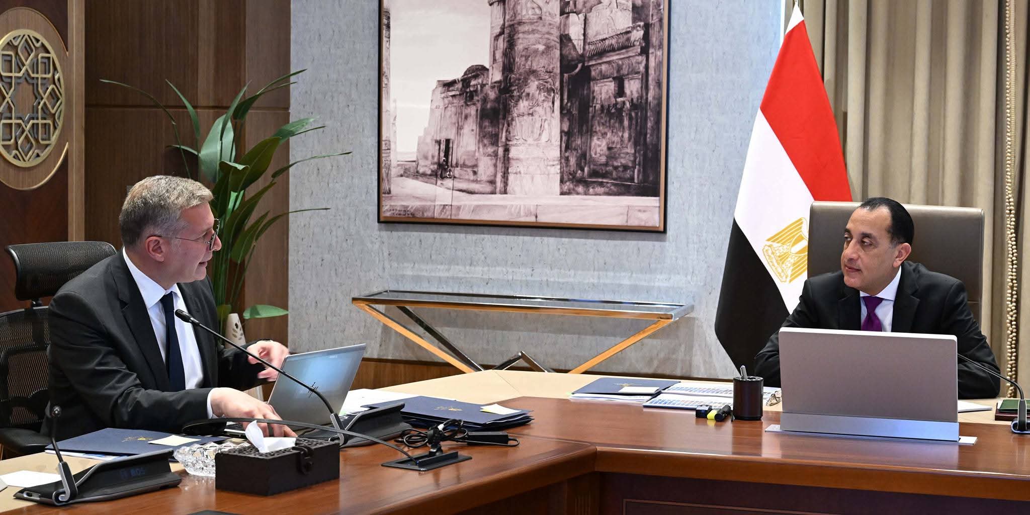 رئيس الوزراء يستعرض مستجدات عددٍ من مشروعات وملفات عمل البترول