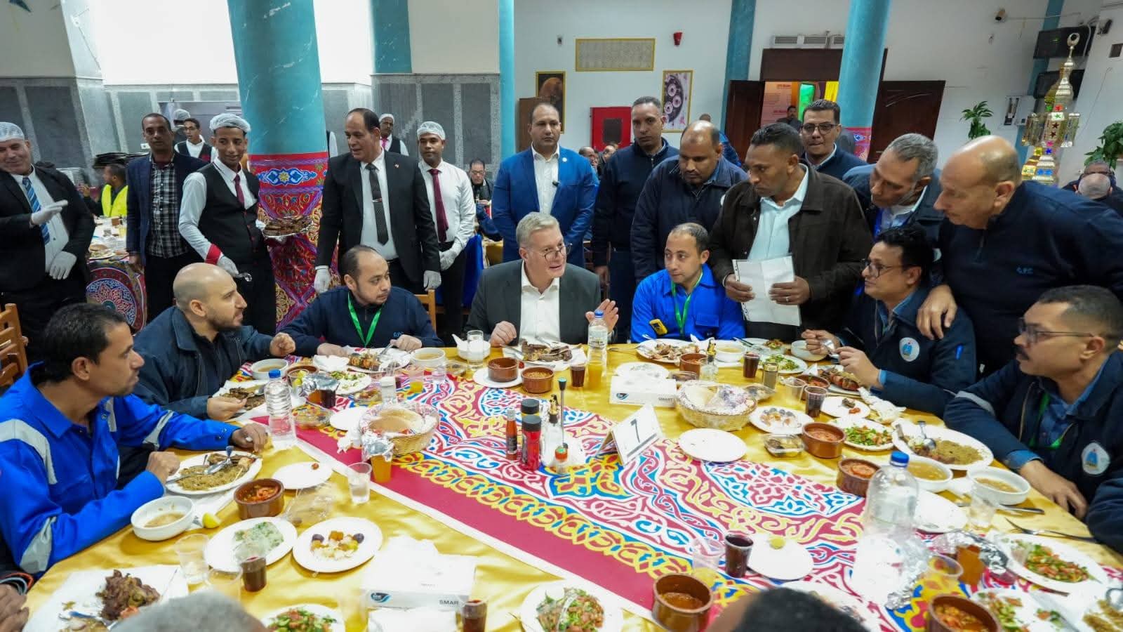 بدوى يشارك العاملين إفطار رمضان في حقول الشركة العامة للبترول برأس غارب
