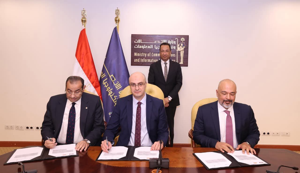 هندي يشهد توقيع عدد من الاتفاقيات التجارية بين الشركة المصرية للاتصالات وشركة إي آند مصر