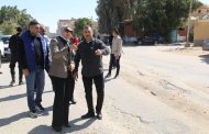 محافظ الوادي الجديد تتابع خطة مشروعات رصف الطرق الداخلية