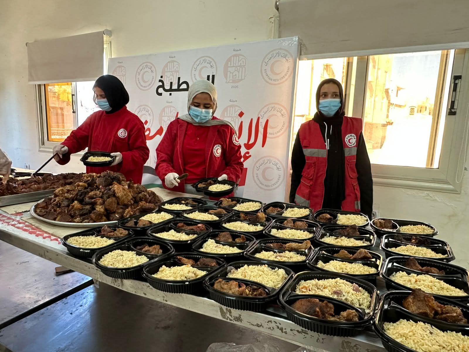 «هلال الخير» تواصل مسيرة العطاء موائد إفطار يومية