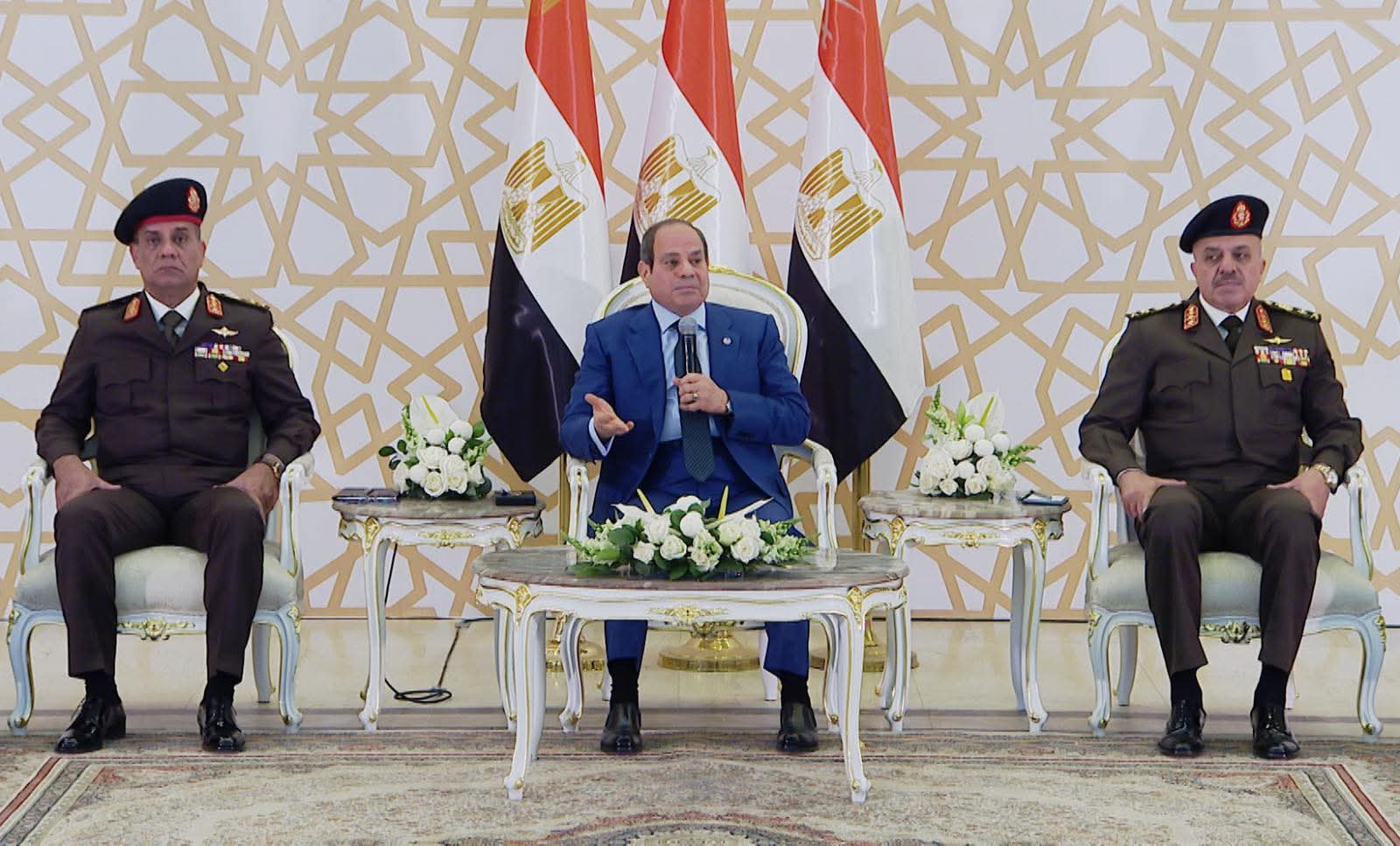 الرئيس السيسي يؤدي صلاة الجمعة احتفالا بذكرى انتصارات العاشر من رمضان