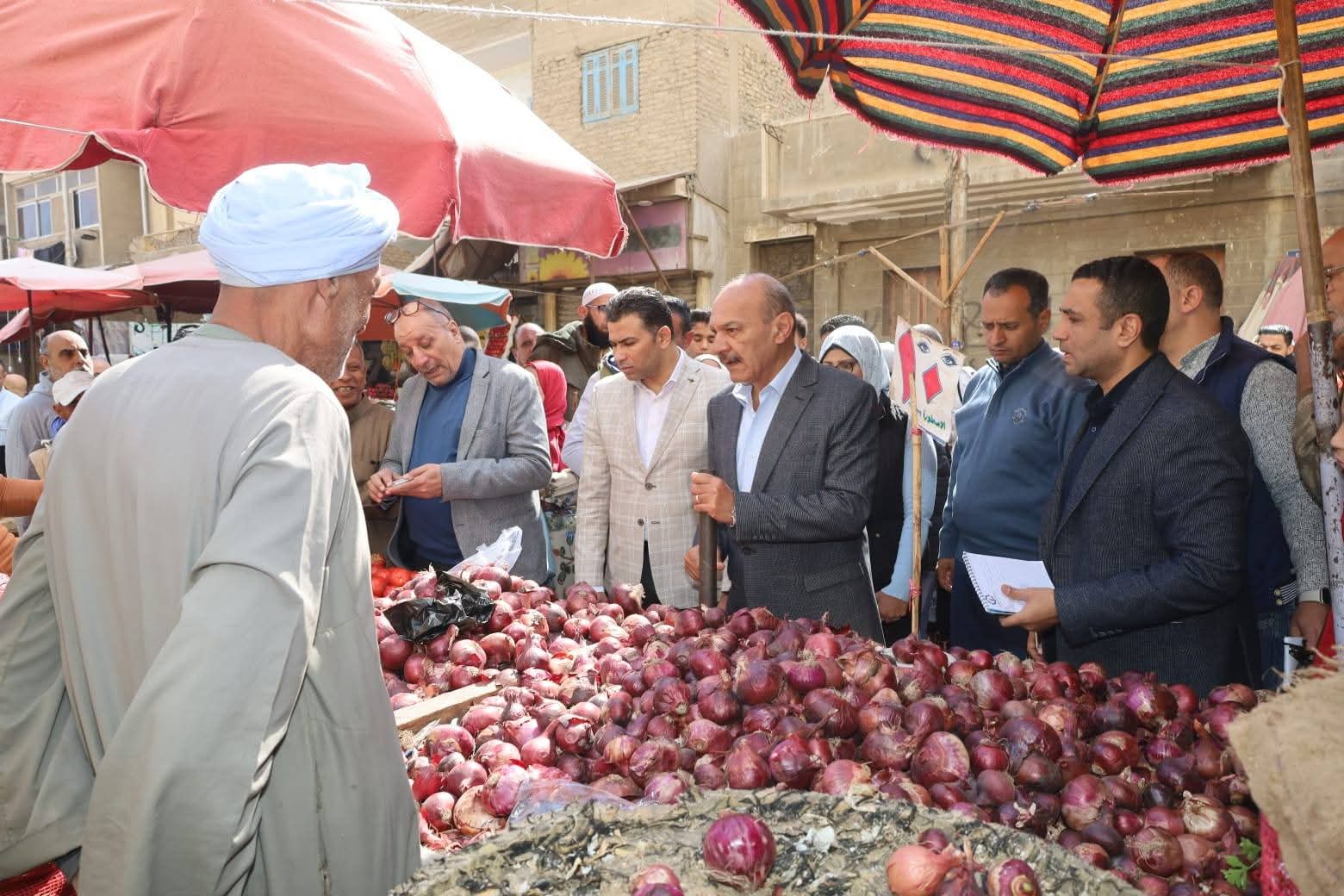 محافظ السويس في جولة مفاجئة لمتابعة الاسعار وتوافر السلع