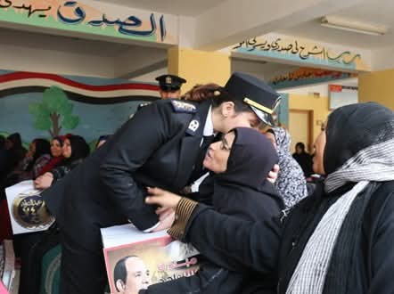 الداخلية توزع عبوات غذائية بالمجان على الفئات الأولى بالرعاية