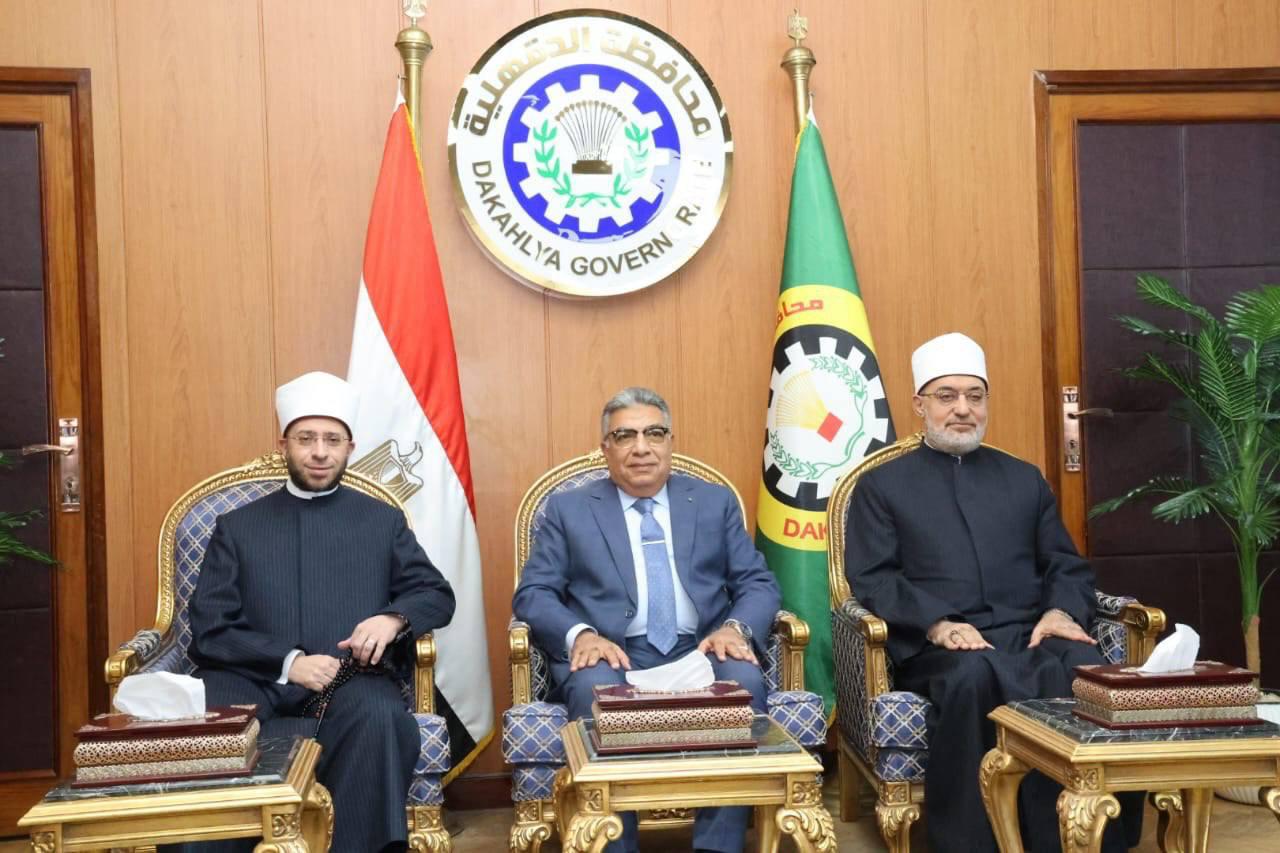 محافظ الدقهلية يستقبل وزير الأوقاف ومفتي الجمهورية ويؤدون صلاة الجمعة بمسجد النصر