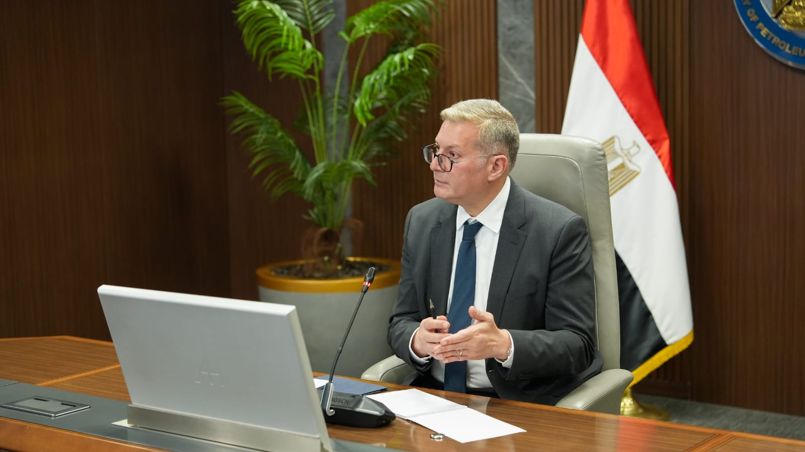 بدوى يعقد اجتماعاً مع هيئة الثروة المعدنية والصناعات التعدينية