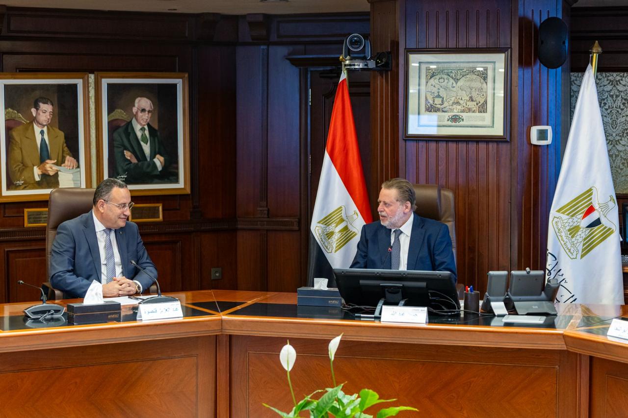 محافظ البنك المركزي يلتقي وزير التعليم العالي والبحث العلمي لبحث التعاون المشترك