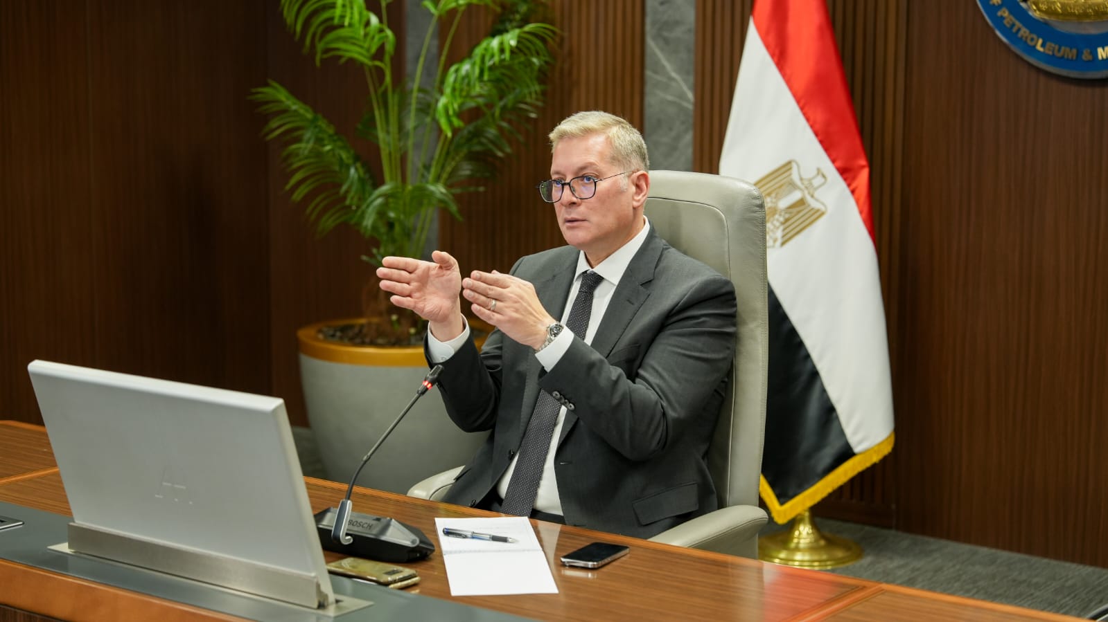 بدوى : تسريع تطبيق تقنيات الحفر الأفقي والتكسير الهيدروليكي لزيادة الإنتاج البترولي