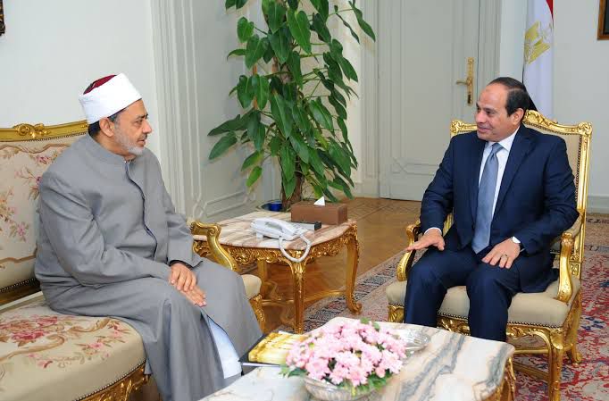 الرئيس السيسي يجري اتصالًا هاتفيًا بشيخ الأزهر للاطمئنان على صحته