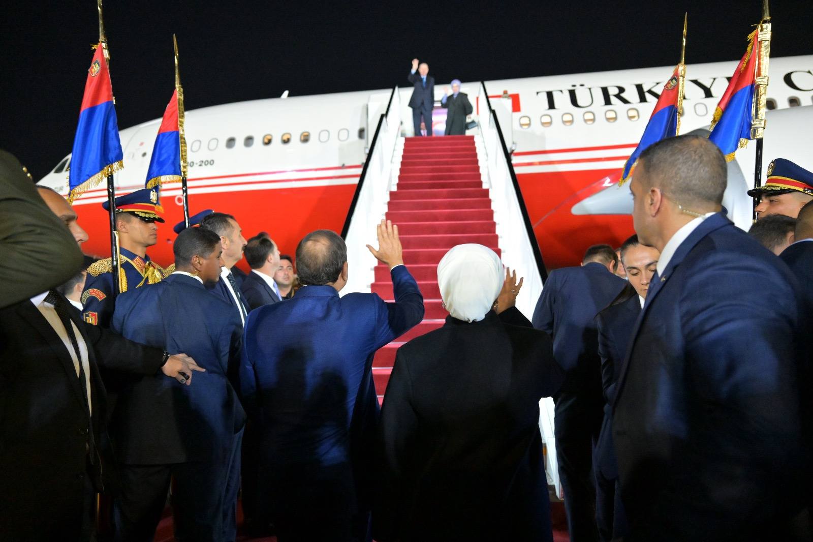السيدة انتصار السيسي مودعة الرئيس أردوغان وقرينته: من أرض الكنانة في وداع ضيوف مصر الكرام